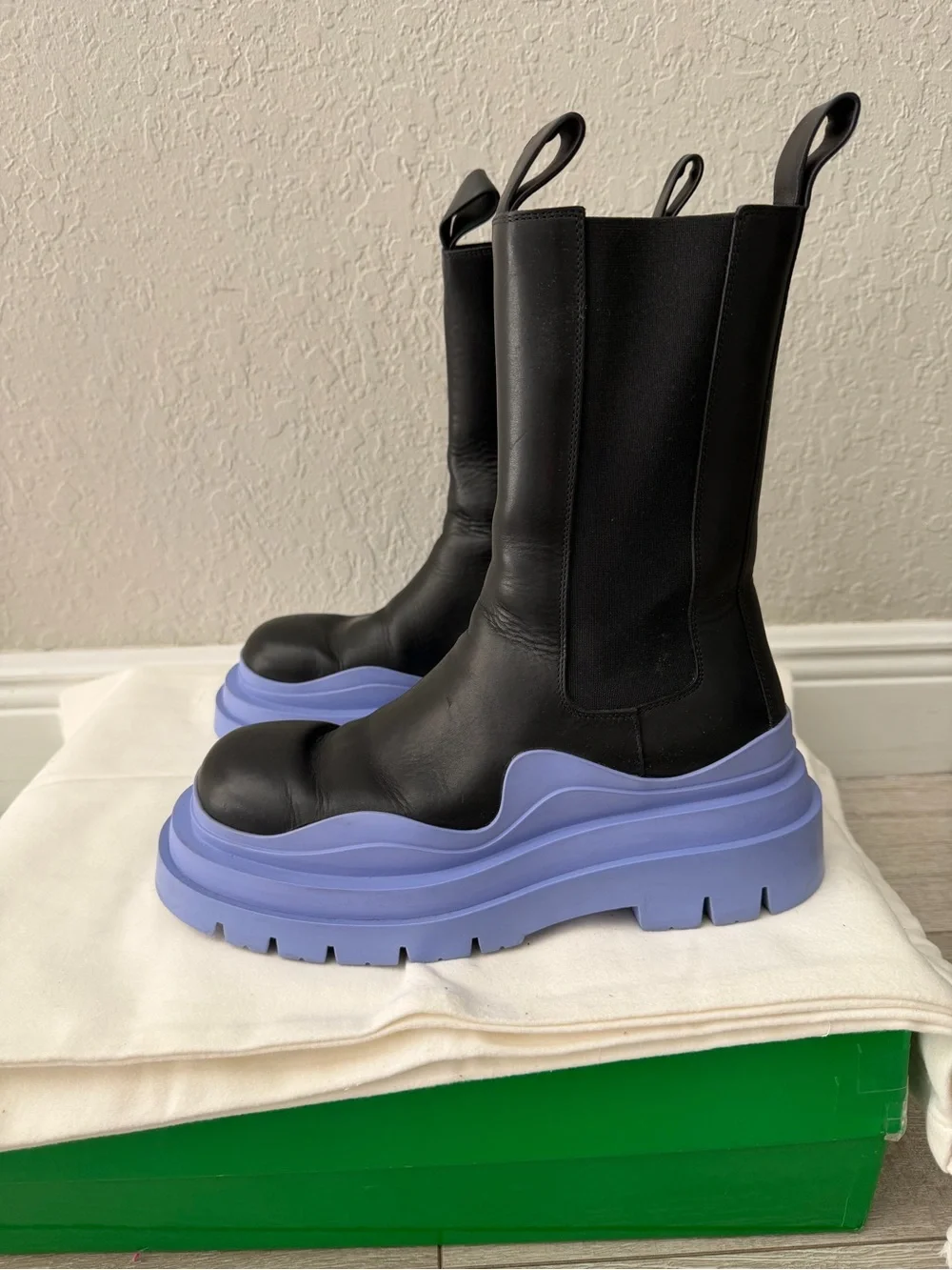 Women 39 Bottega Veneta Black Leather the tire chelsea Boots with Lavender sole
